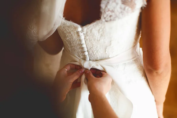 Mani messe su un inchino sulla vita della sposa delicata — Foto Stock