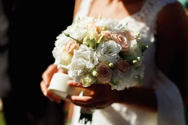 Un ramo de flores blancas y rosas es sostenido por una novia —  Fotos de Stock