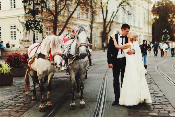 Gelin ve damat eski kısmı ortasında bir yerde arkasında öp — Stok fotoğraf