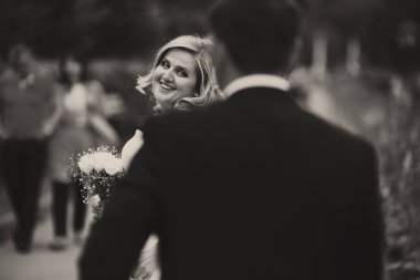 Harika bir sarışın gelin geri damat'ın arkasından bir görünüm