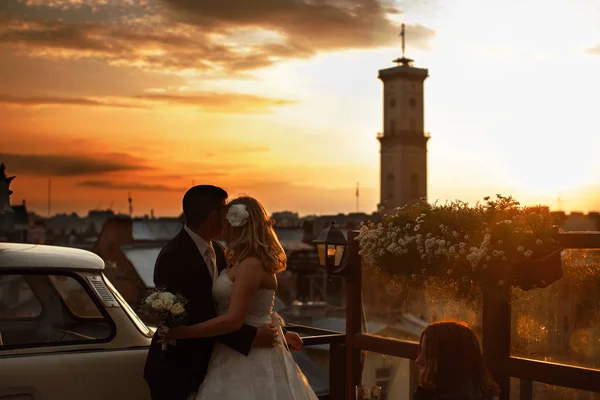 Çatıda duran bir evlilik çift arkadan bir görünüm ve — Stok fotoğraf