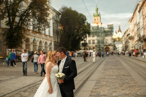 Casamento cansado abraços casal de pé na rua velha — Fotografia de Stock