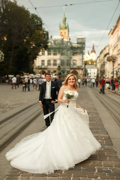 Gelin Damat onu hayran iken tramvay arasında fırtınası — Stok fotoğraf