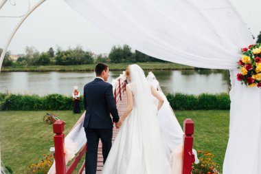 Gelin ve damat bir sunak olong köprü yürüyüş 