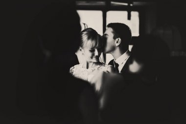 Güzel düğün çifti kalabalıktan bir görünüm 