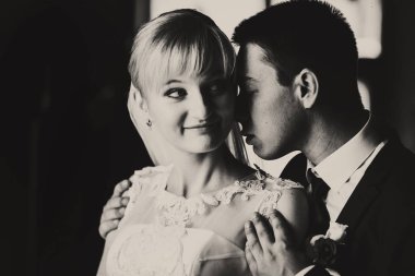 Gelin ve damat onu tutmak gülümseyen bir balck ve beyaz resim