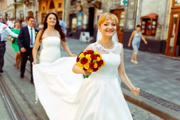 Braut geht am Beginn eines Hochzeitszuges — Stockfoto