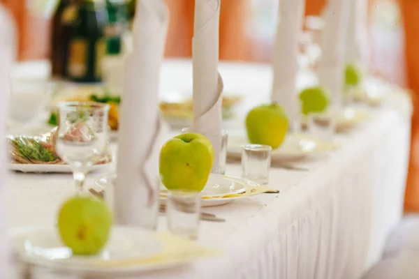 Groene appels staan op lege platen op een tafel in restaurant — Stockfoto