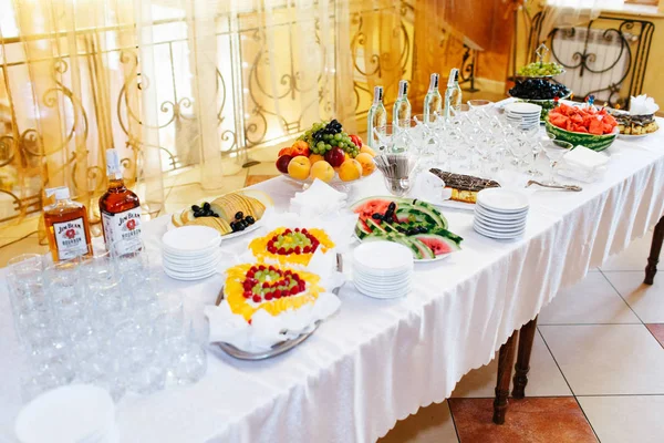 Diversi tipi di frutta e bevande si trovano sul tavolo in bianco p — Foto Stock
