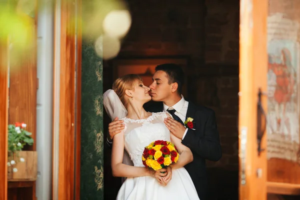 Novio toca la nariz de la novia tiernamente sosteniéndola por detrás en un — Foto de Stock