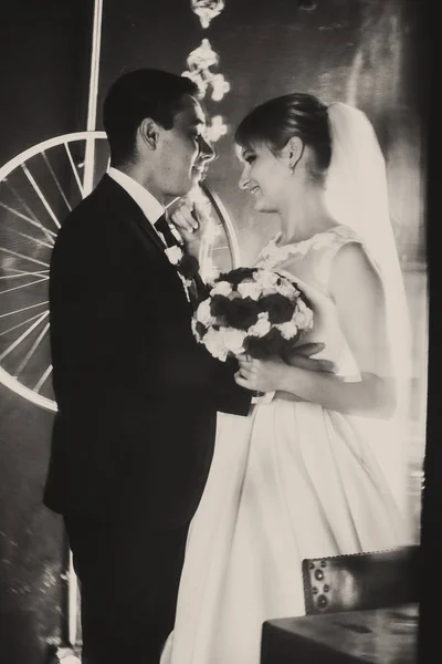 Foto em preto e branco de um casal de casamentos em pé em uma restaura — Fotografia de Stock