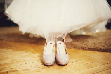 Bir gelinin bacak önce ayakkabı stand 