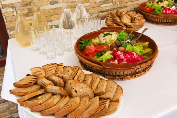 Pão grelhado e pepinos em conserva servidos para uma mesa de jantar — Fotografia de Stock