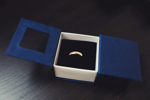 Anillo de boda se encuentra en una simple caja azul —  Fotos de Stock