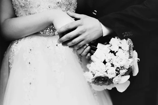 Pengantin pria memegang tangan pengantin wanita dengan hati-hati — Stok Foto