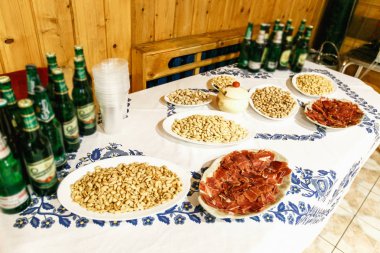 Arkasında bir masada bira fındık ve tuzlu et yalan