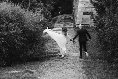 Gelin elbisesini park ile birlikte çalıştırırken yayılır