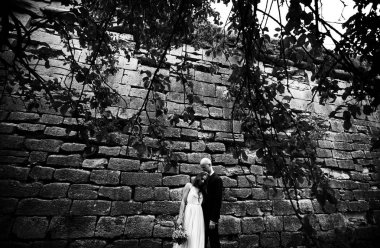 Gelin kafasına taş wal arkasında grom'ın göğüs duran eğilir