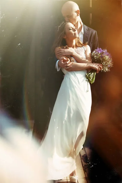 Uma imagem deslumbrante de um belo casal em pé no halo de — Fotografia de Stock