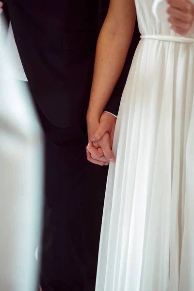 Primer plano de las manos de los recién casados que se abrazan firmemente — Foto de Stock