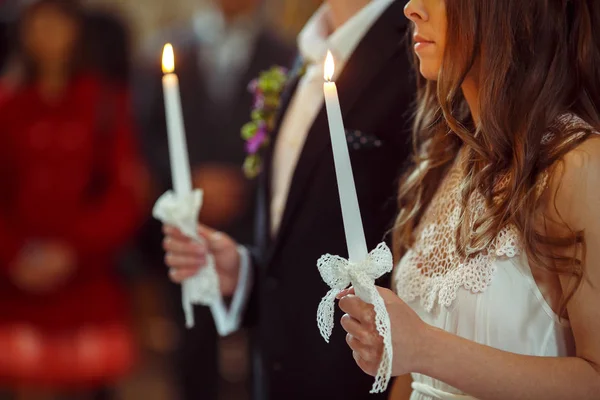 Um casal de casamento orar durante uma cerimônia de noivado segurando vela — Fotografia de Stock