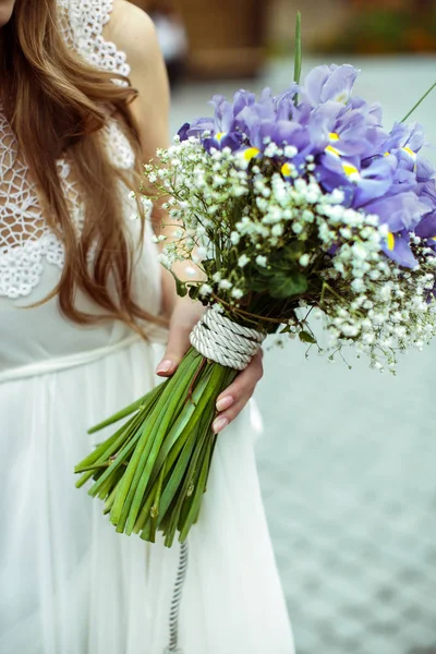 Нежная невеста держит в руках свадебный букет фиолетовых крокусов — стоковое фото