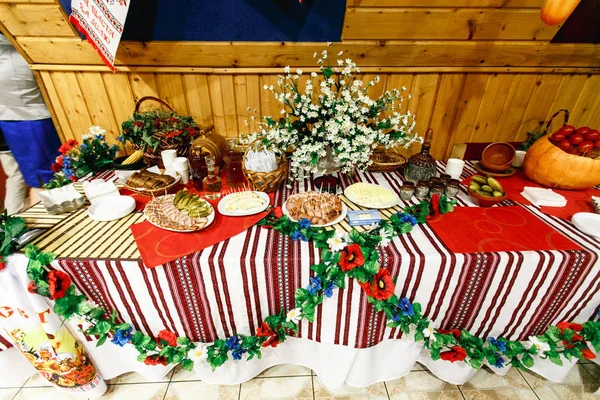 Gli antipasti si trovano su un tavolo etnico decorato — Foto Stock