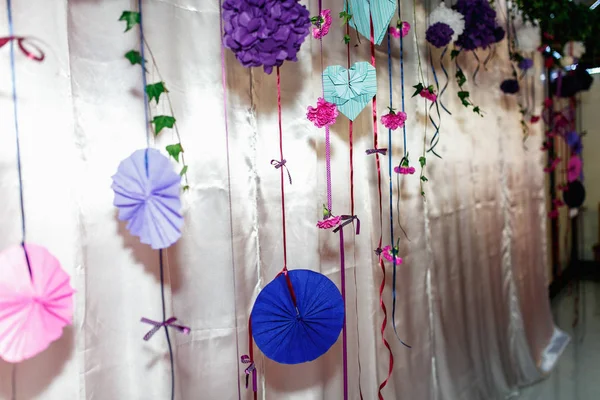 Blue, violet and pink paper decorations of a wall in restaurant — Stock Photo, Image