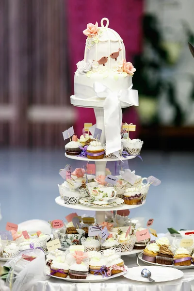 Un pastel de bodas hecho de muchos pastelitos — Foto de Stock