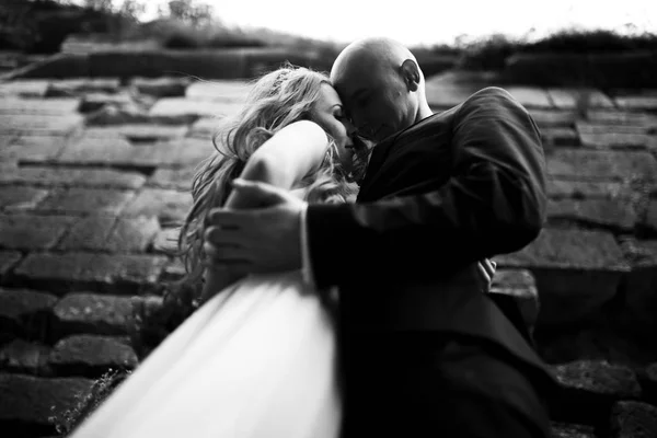 Az alább egy nézetet a kábító menyasszony vőlegény ölelést rejtett — Stock Fotó