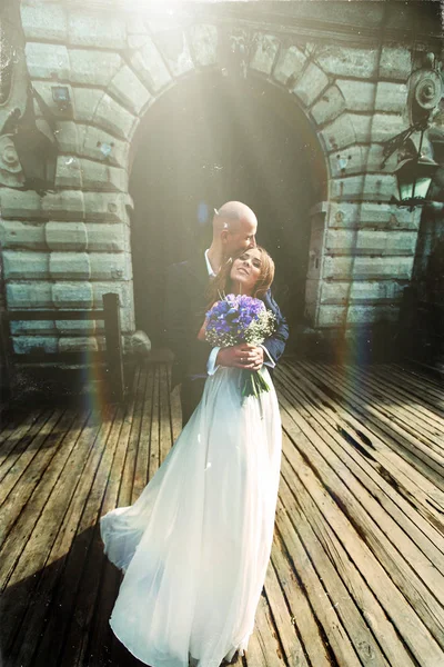 Sol brilla por encima de una hermosa pareja de boda — Foto de Stock