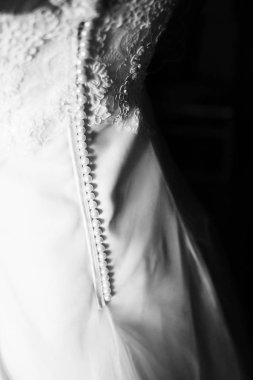 Siyah ve beyaz bir gelinlik resmini 