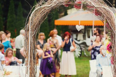 Konuklar bir gri düğün sunak durmak 