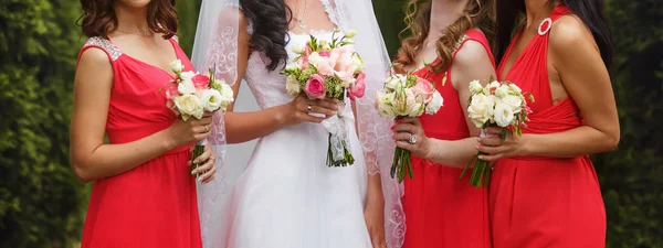 La mariée pose avec des demoiselles d'honneur en robes roses — Photo