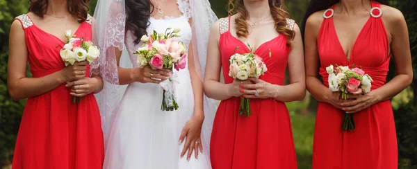 Novia y damas de honor en vestidos de color rosa de pie recta celebración bou — Foto de Stock