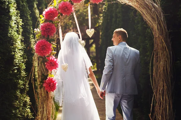 Nézet hátulról egy esküvői pár, sétára egy oltár — Stock Fotó