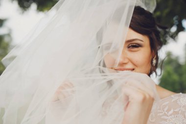 Esmer gelin çarpıcı onun peçe ısırıkları 