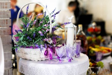 Tül torba yalan Menekşe akışı sepet arkasında tatlılar Paketli