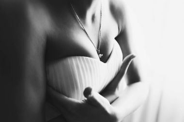 Gelin göğsüne şefkatle bir pencere ayakta tutan 