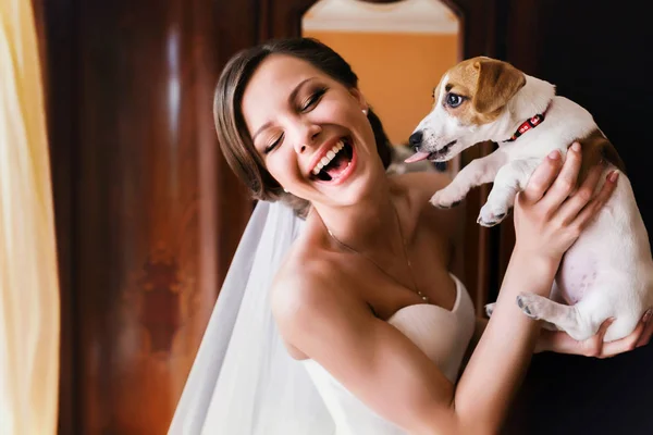 漂亮的新娘有乐趣，虽然她和一只狗玩 — 图库照片