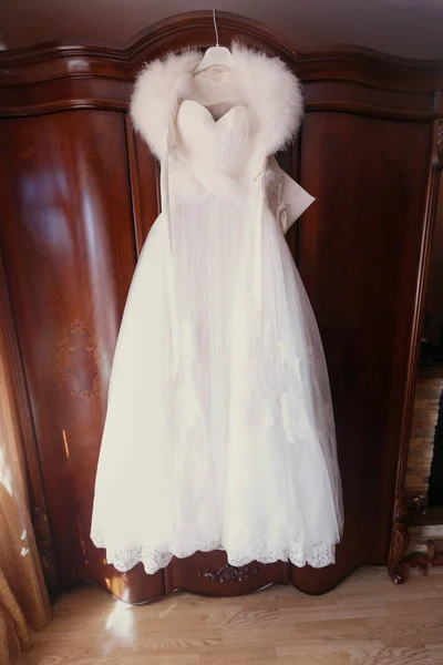 Esküvői ruha lóg egy vintage szekrény — Stock Fotó