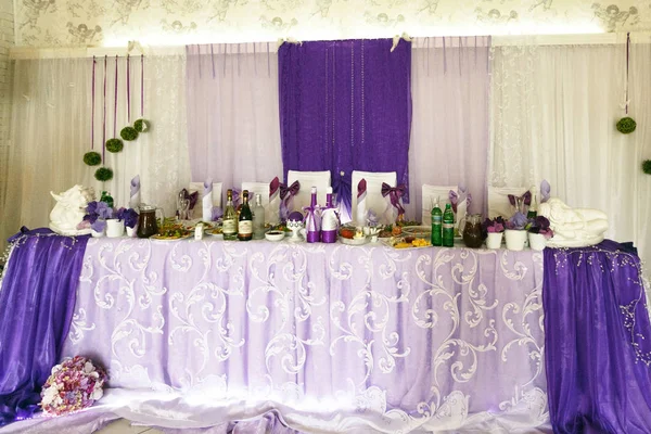 Esküvői táblázat étteremben rendezett a fehér és lila hangok — Stock Fotó