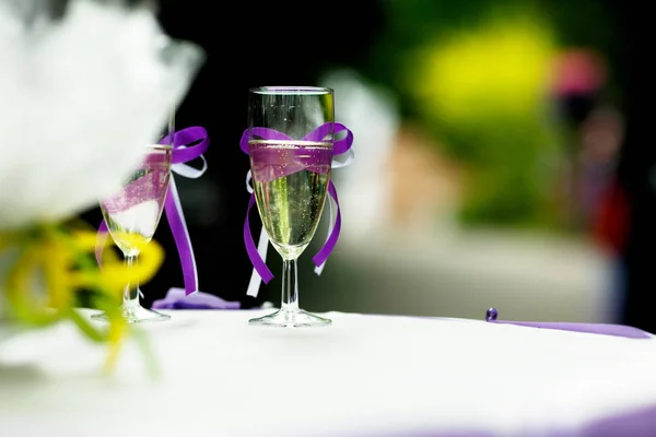 Gafas de vino con chamaña decoradas con cintas violetas —  Fotos de Stock