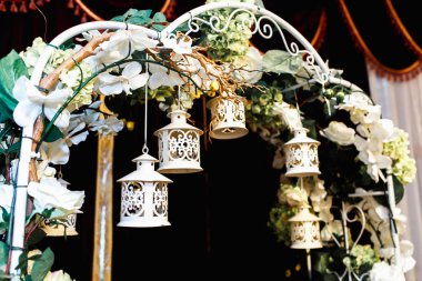 Lüks düğün sunak dekore edilmiş beyaz gül, yeşillik ve li