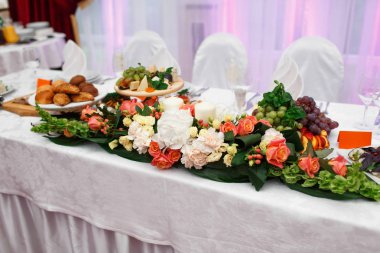 Yeşil ve pembe güller ile dekore edilmiş restoran Festival tablo 