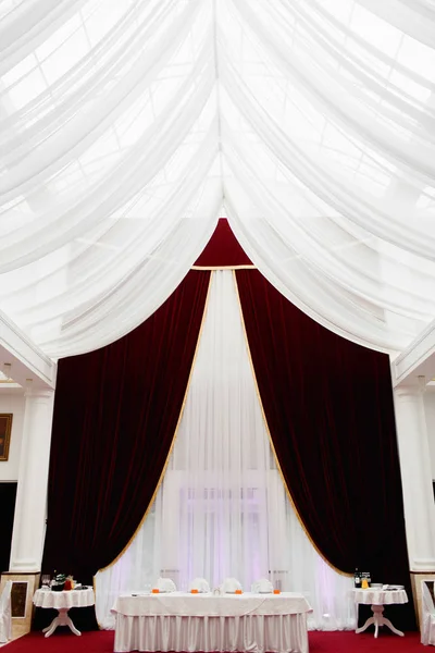 Stofă albă atârnă de tavanul unui restaurant — Fotografie, imagine de stoc