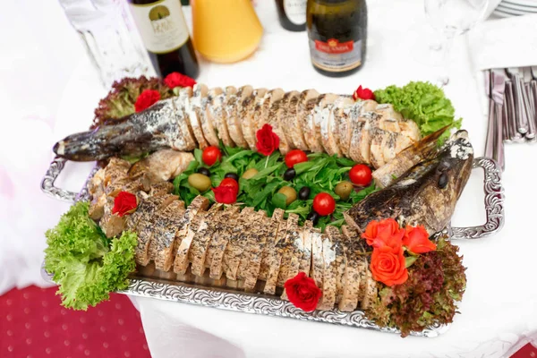Rolo de peixe salgado servido com legumes para um jantar festivo em — Fotografia de Stock