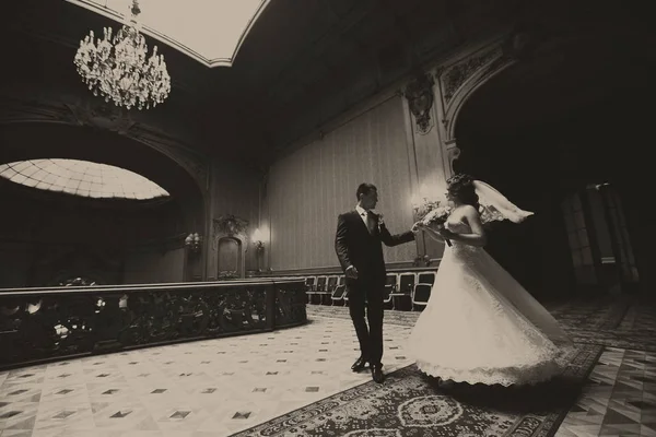 Brudgummen virvlar en brud i centrum av gamla hall — Stockfoto