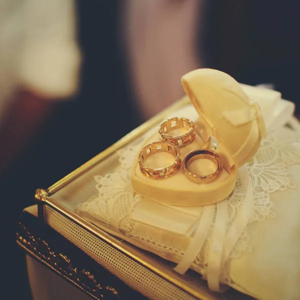 Anéis de casamento elegantes no suporte de caixa de coração no pi de renda — Fotografia de Stock