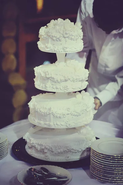 Τέσσερις κλιμακωτή άσπρα γαμήλια τούρτα — Φωτογραφία Αρχείου